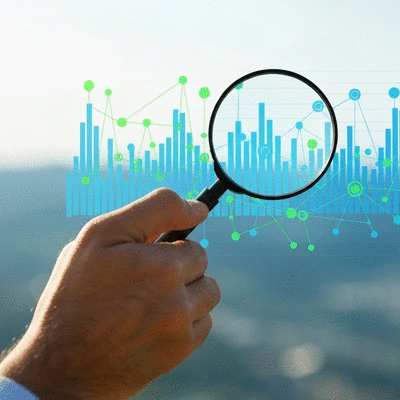 Main tenant une loupe au-dessus d'un graphique de backlinking, symbolisant l'analyse et l'optimisation des liens, no text, no words, no typography, no labels, clean image